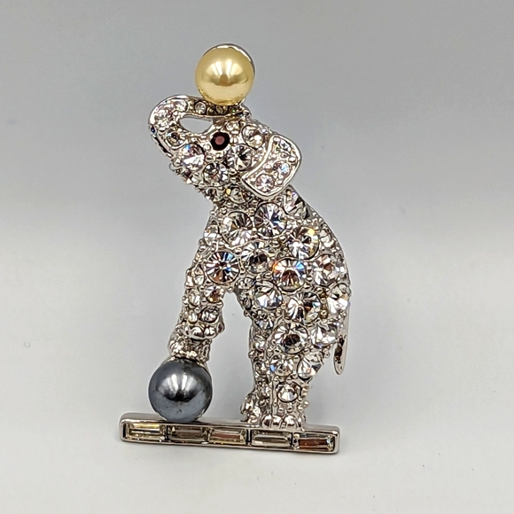Kenneth Jay Lane Circus Elephant Rhinestone Encrusted Faux Pearl Pin Brooch - Picture 1 of 8